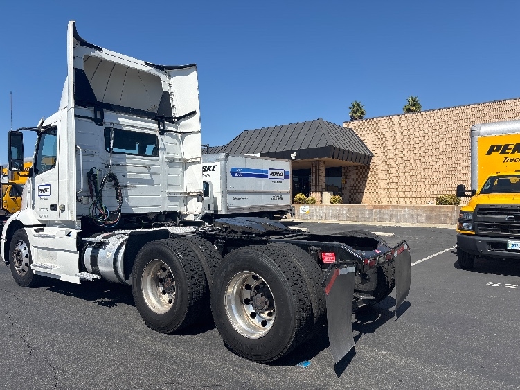 2021 Volvo VNR 640 in Fontana, CA — photo 5