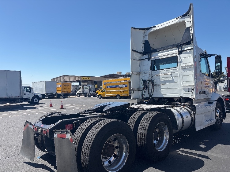 2021 Volvo VNR 640 in Fontana, CA — photo 7