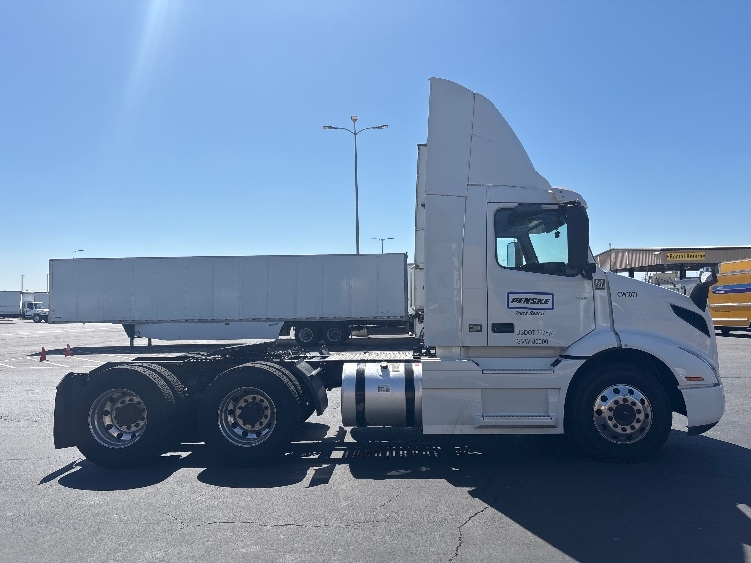 2021 Volvo VNR 640 in Fontana, CA — photo 8