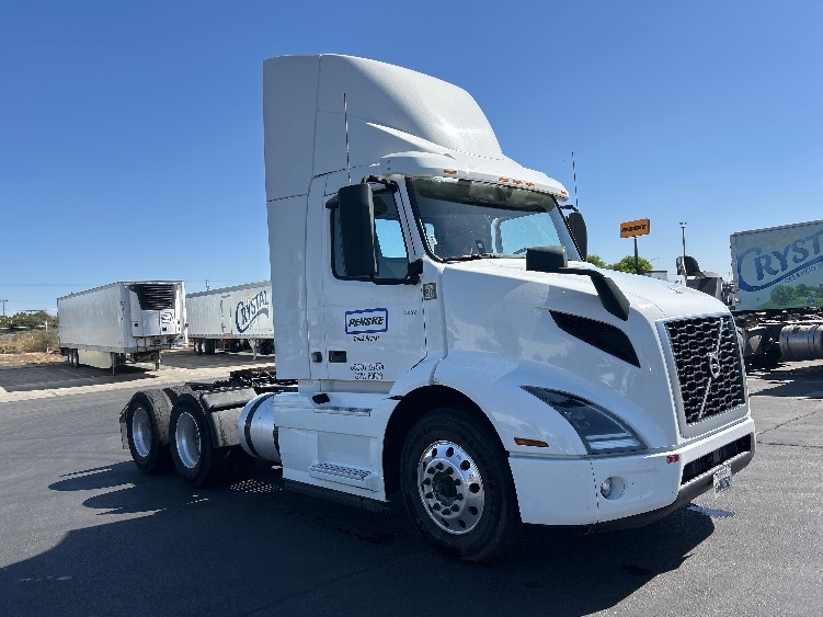 2022 Volvo VNR 640 in Sacramento, CA