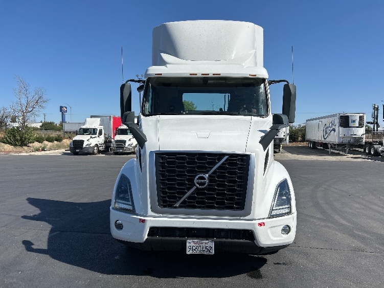 2022 Volvo VNR 640 in Sacramento, CA — photo 2