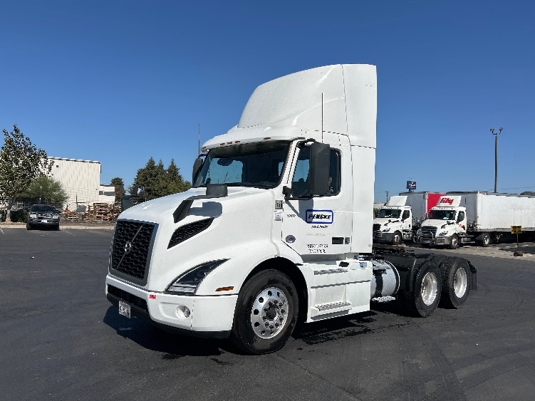 2022 Volvo VNR 640 in Sacramento, CA — photo 3