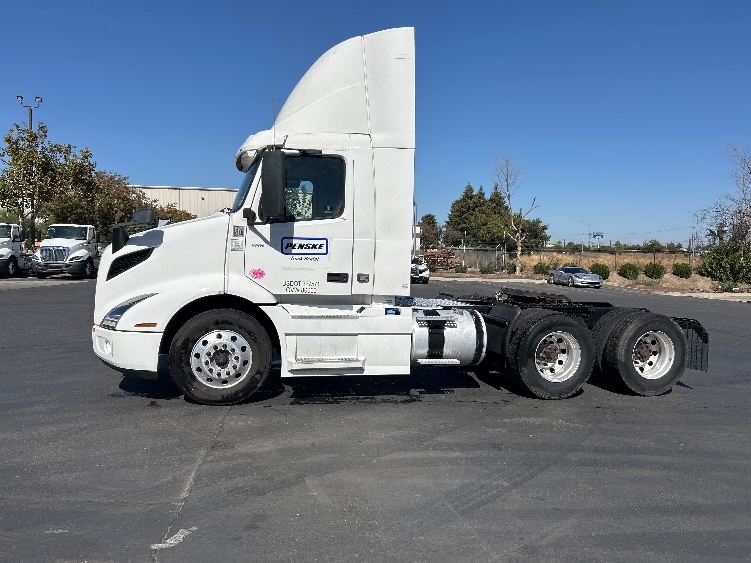 2022 Volvo VNR 640 in Sacramento, CA — photo 4