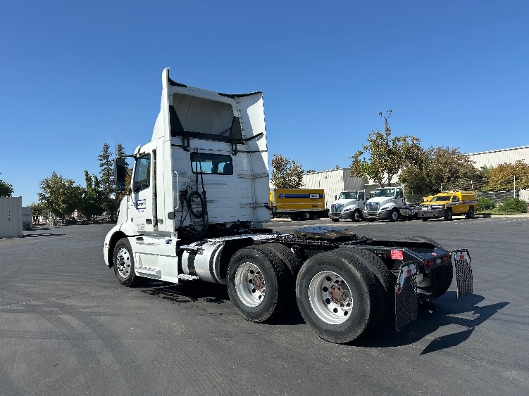 2022 Volvo VNR 640 in Sacramento, CA — photo 5