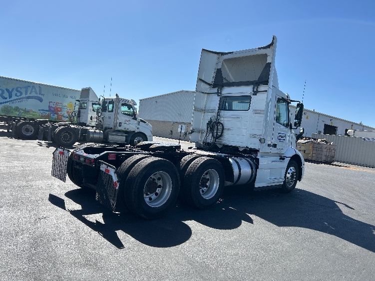 2022 Volvo VNR 640 in Sacramento, CA — photo 7