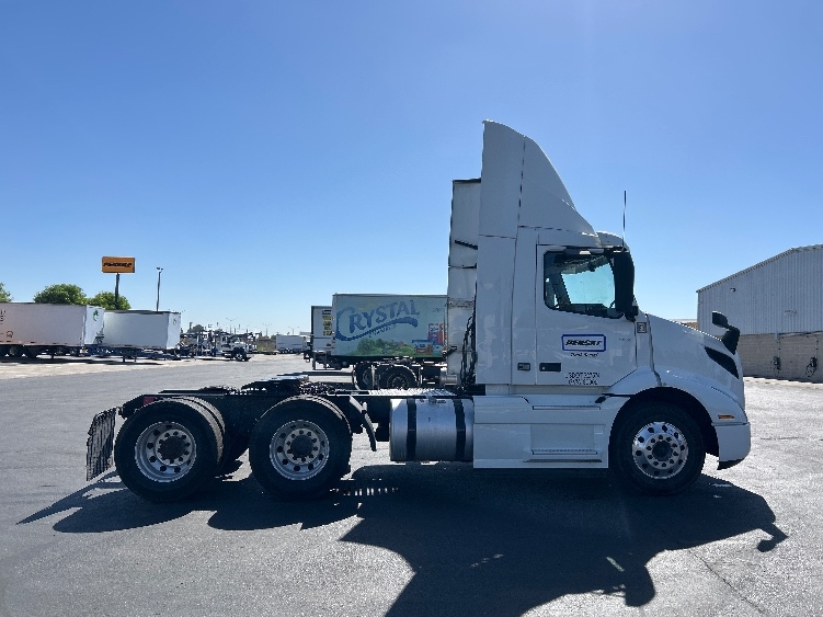2022 Volvo VNR 640 in Sacramento, CA — photo 8
