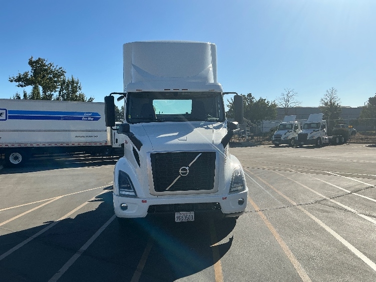 2022 Volvo VNR 640 in Sacramento, CA — photo 2