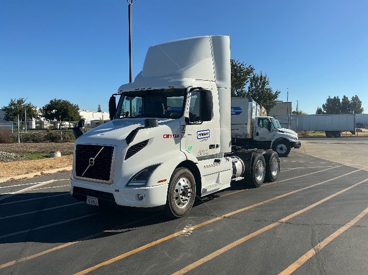2022 Volvo VNR 640 in Sacramento, CA — photo 3