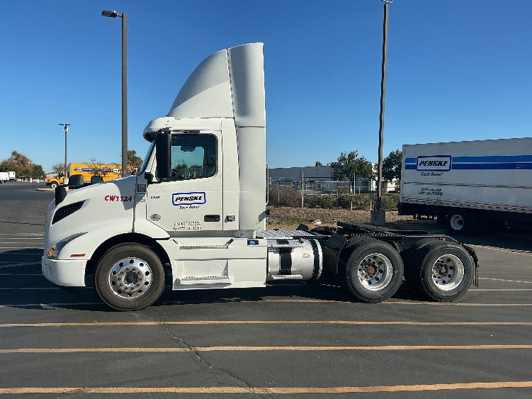 2022 Volvo VNR 640 in Sacramento, CA — photo 4