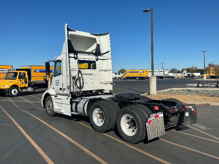 2022 Volvo VNR 640 in Sacramento, CA — photo 5
