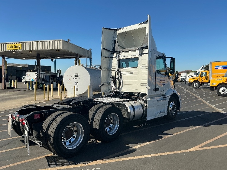 2022 Volvo VNR 640 in Sacramento, CA — photo 7