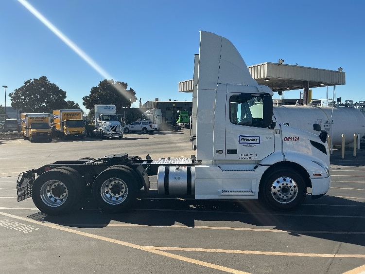 2022 Volvo VNR 640 in Sacramento, CA — photo 8