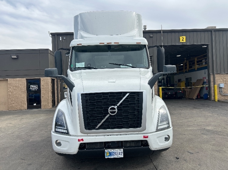2022 Volvo VNR 640 in Stockton, CA — photo 2
