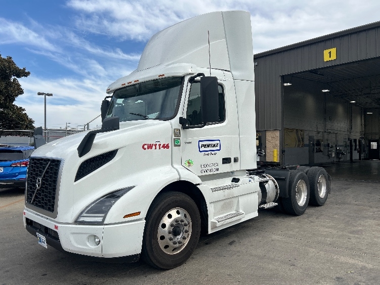 2022 Volvo VNR 640 in Stockton, CA — photo 3