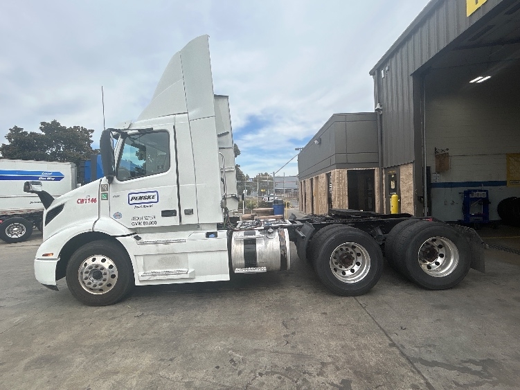 2022 Volvo VNR 640 in Stockton, CA — photo 4