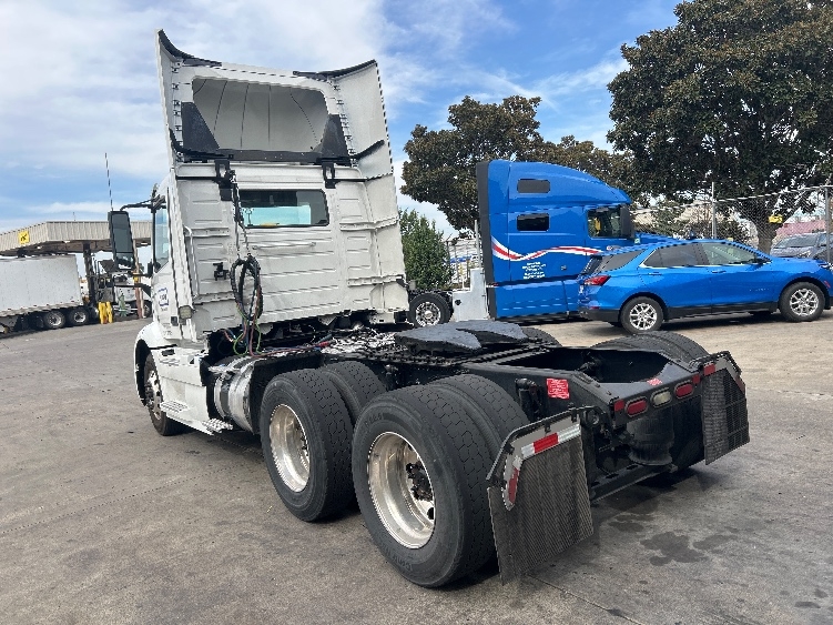 2022 Volvo VNR 640 in Stockton, CA — photo 5