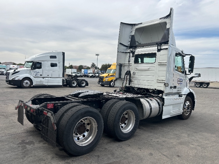 2022 Volvo VNR 640 in Stockton, CA — photo 7