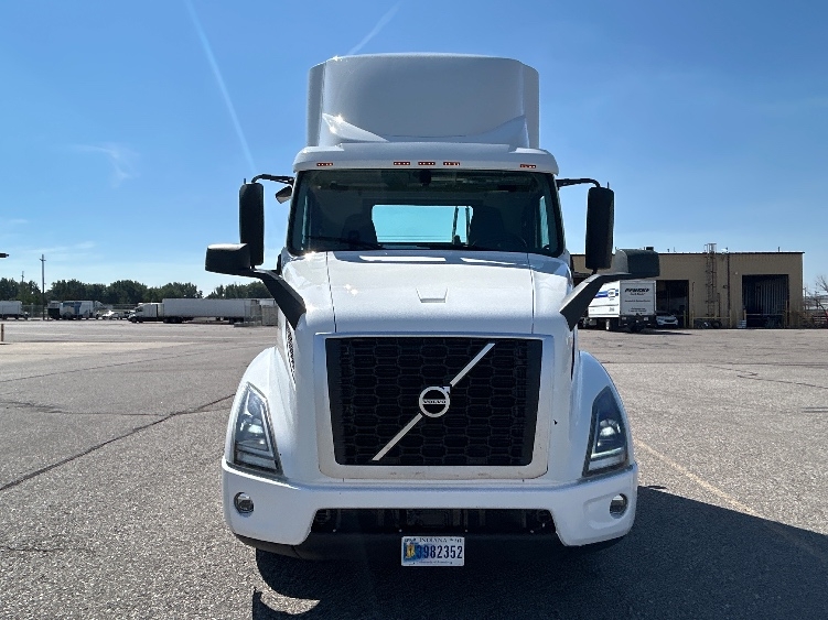 2021 Volvo VNR 640 in Billings, MT — photo 2