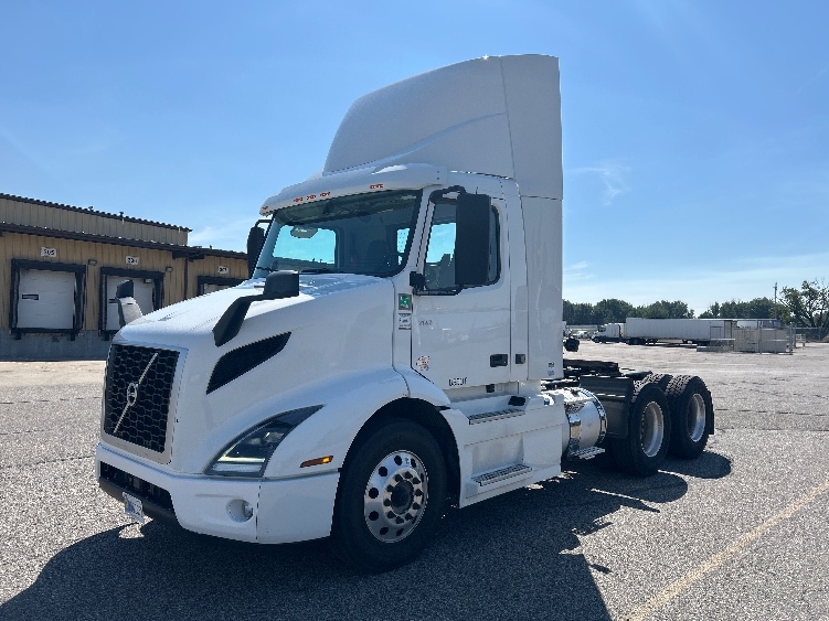 2021 Volvo VNR 640 in Billings, MT — photo 3