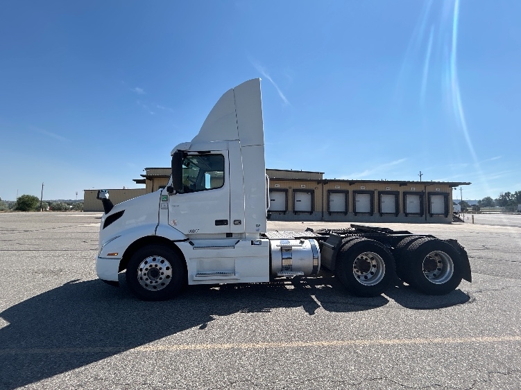 2021 Volvo VNR 640 in Billings, MT — photo 4
