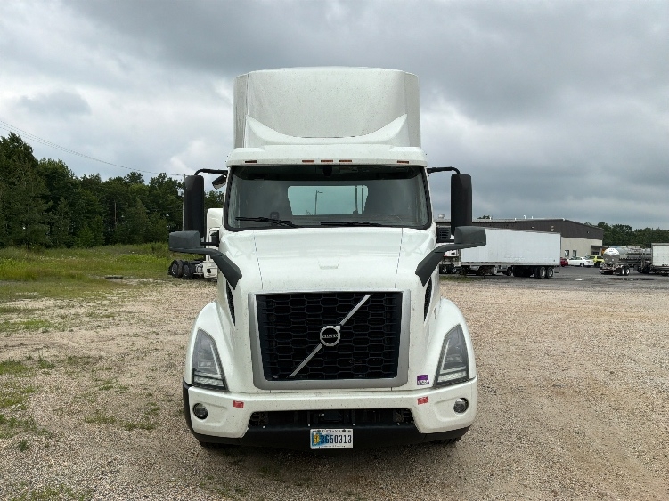 2020 Volvo VNR 640 in Pottsville, PA — photo 2