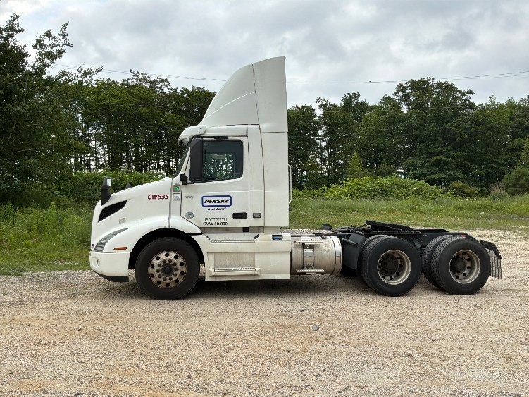 2020 Volvo VNR 640 in Pottsville, PA — photo 4