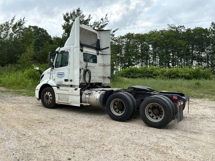 2020 Volvo VNR 640 in Pottsville, PA — photo 5