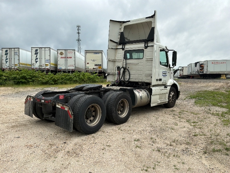 2020 Volvo VNR 640 in Pottsville, PA — photo 7