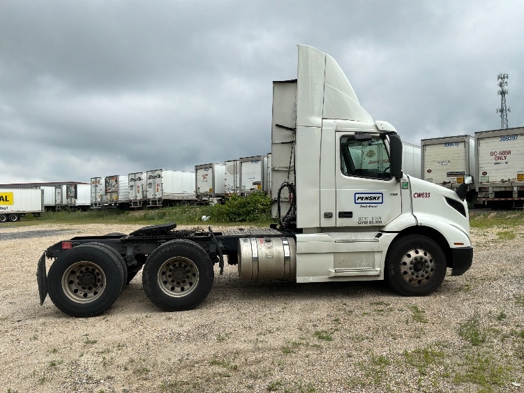 2020 Volvo VNR 640 in Pottsville, PA — photo 8