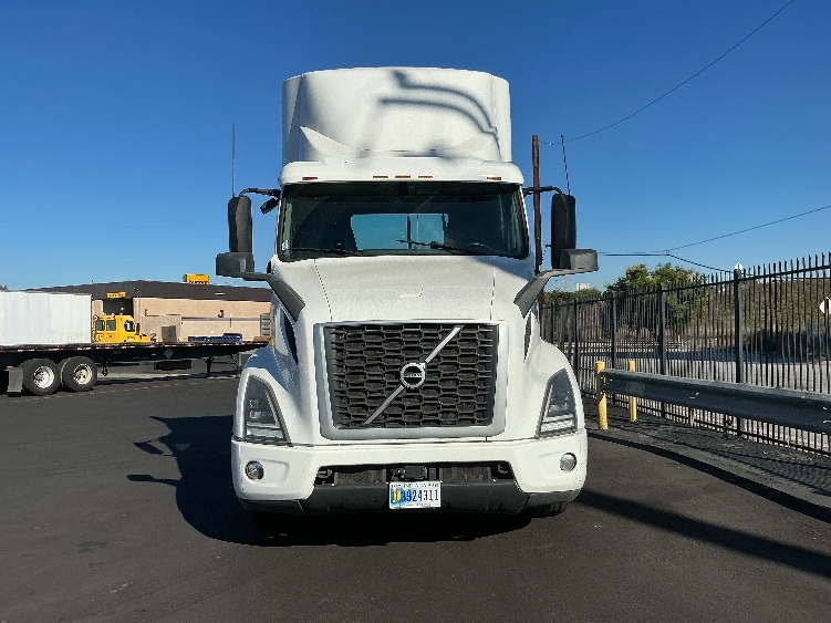 2021 Volvo VNR 640 in Torrance, CA — photo 2