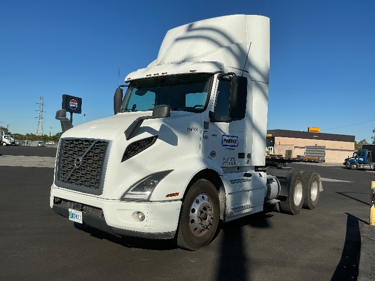 2021 Volvo VNR 640 in Torrance, CA — photo 3