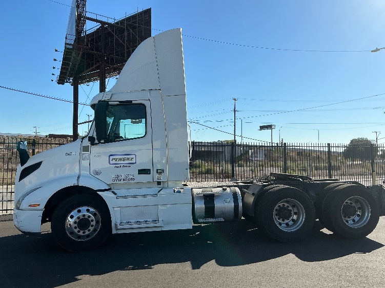2021 Volvo VNR 640 in Torrance, CA — photo 4