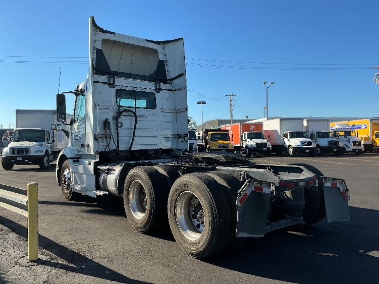 2021 Volvo VNR 640 in Torrance, CA — photo 5