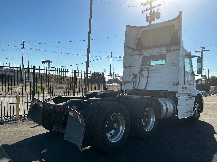 2021 Volvo VNR 640 in Torrance, CA — photo 7
