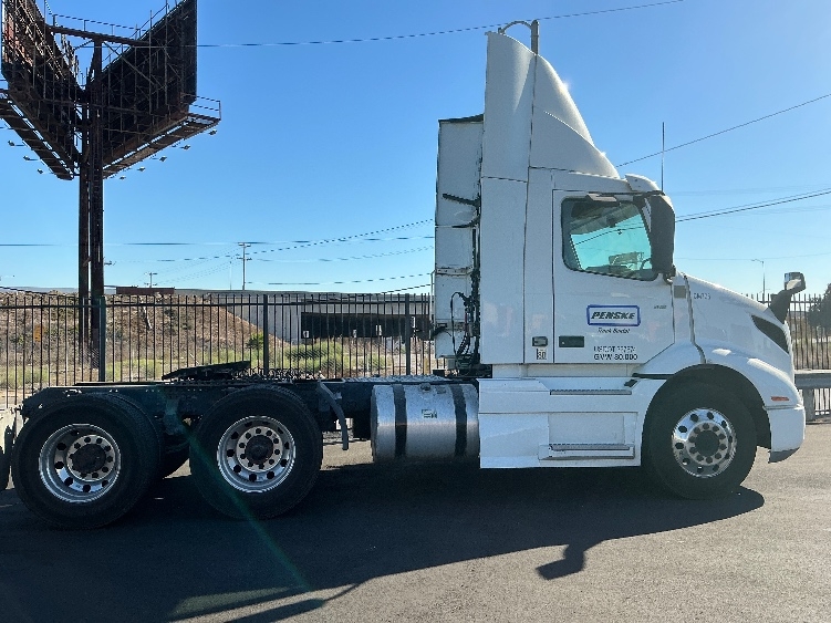 2021 Volvo VNR 640 in Torrance, CA — photo 8