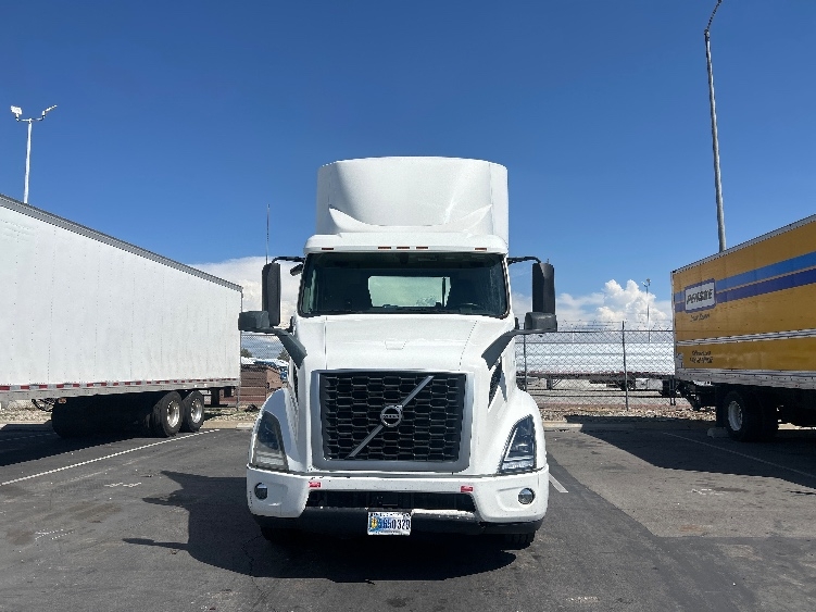 2020 Volvo VNR 640 in Fontana, CA — photo 2