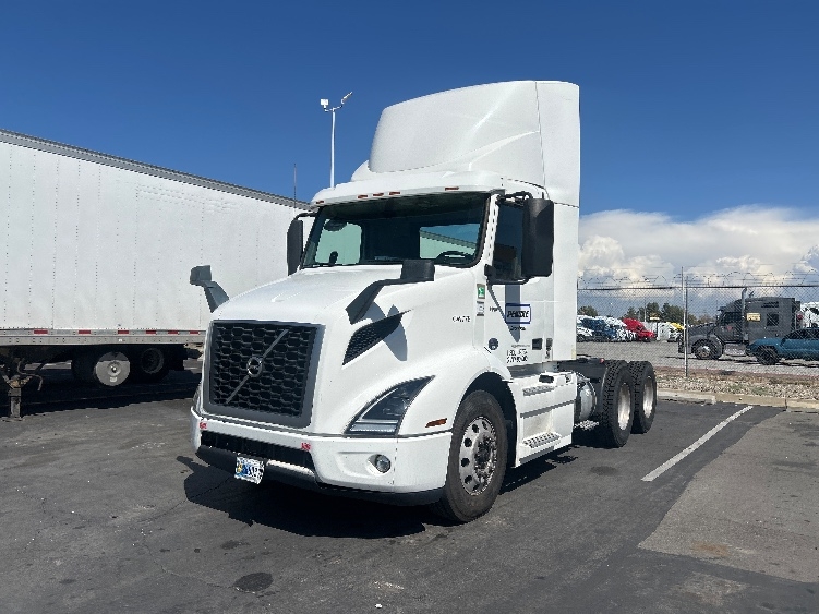 2020 Volvo VNR 640 in Fontana, CA — photo 3
