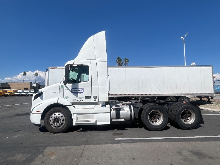 2020 Volvo VNR 640 in Fontana, CA — photo 4