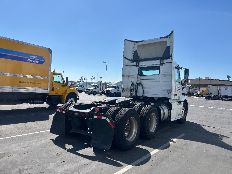 2020 Volvo VNR 640 in Fontana, CA — photo 7