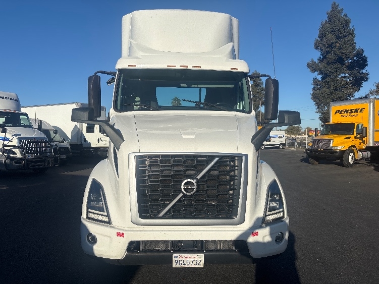 2022 Volvo VNR 640 in Sacramento, CA — photo 2