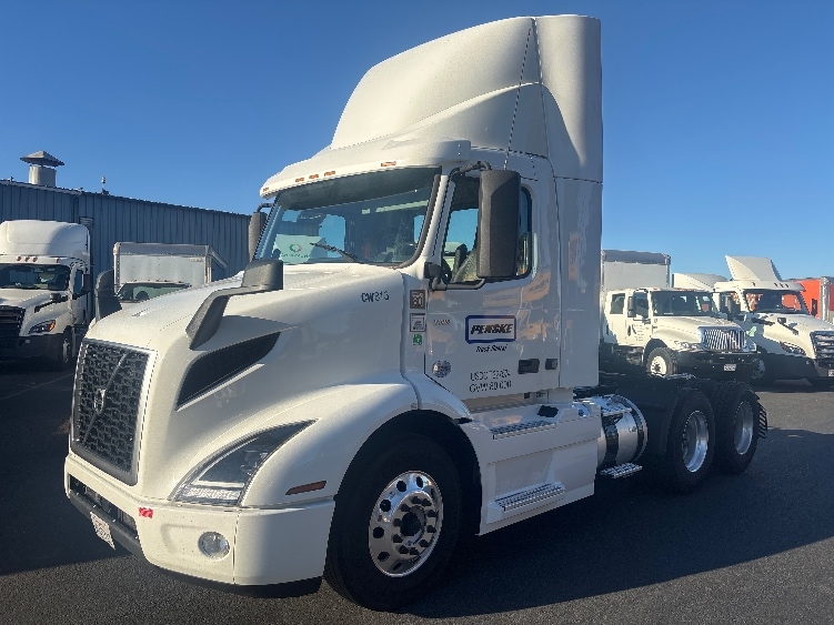 2022 Volvo VNR 640 in Sacramento, CA — photo 3