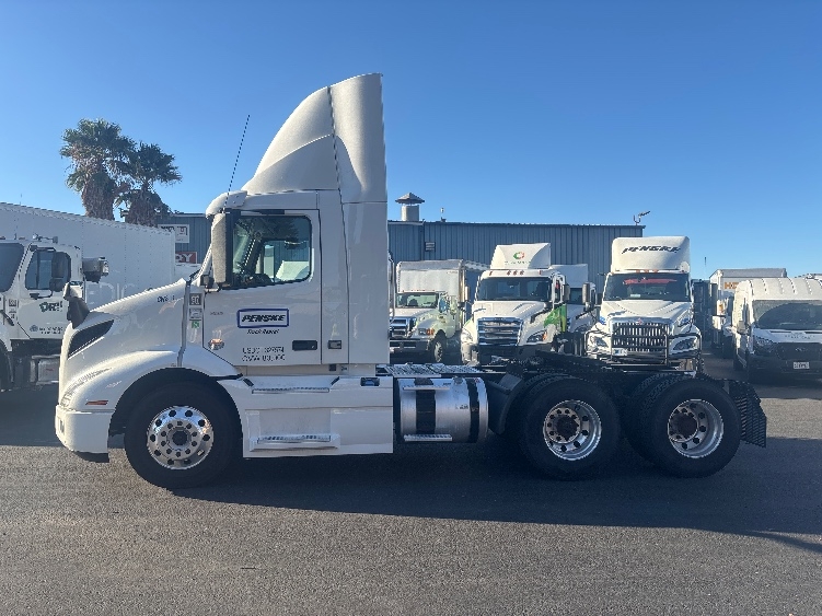 2022 Volvo VNR 640 in Sacramento, CA — photo 4