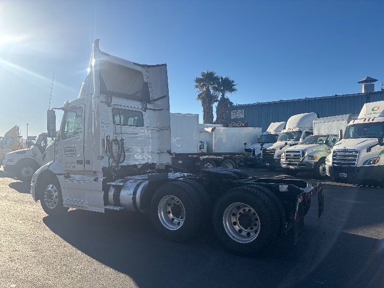 2022 Volvo VNR 640 in Sacramento, CA — photo 5