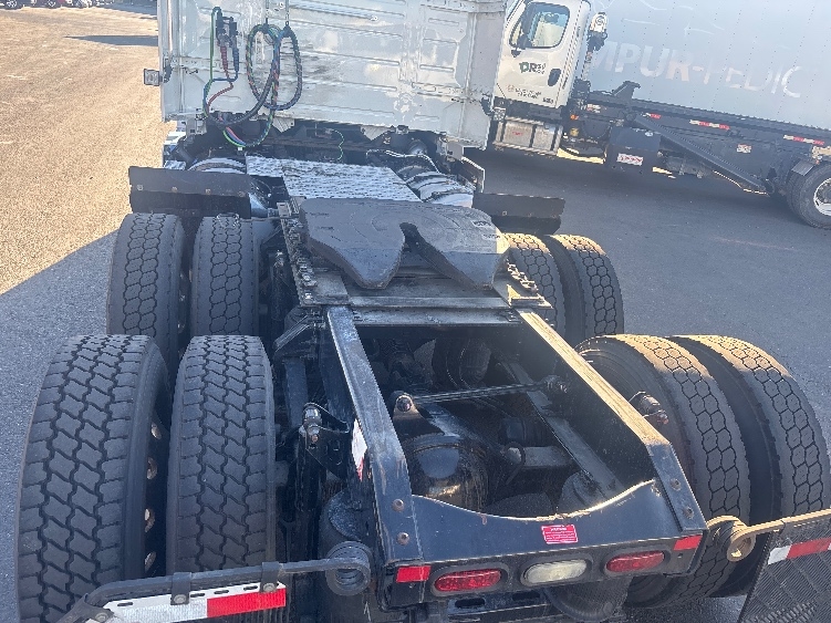 2022 Volvo VNR 640 in Sacramento, CA — photo 6