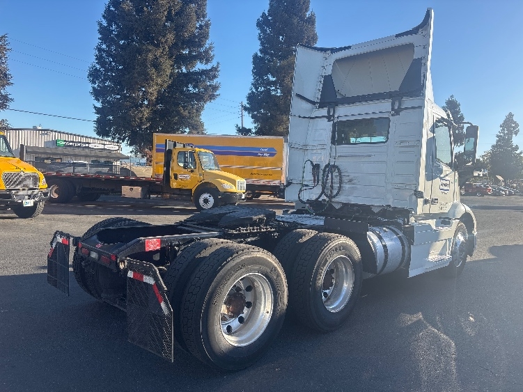 2022 Volvo VNR 640 in Sacramento, CA — photo 7