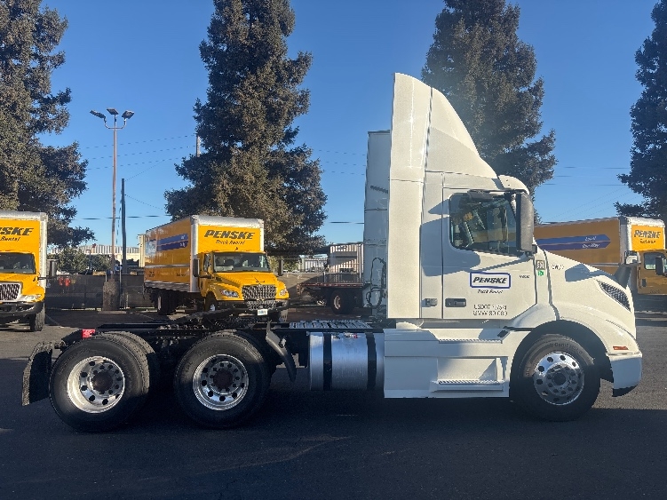 2022 Volvo VNR 640 in Sacramento, CA — photo 8