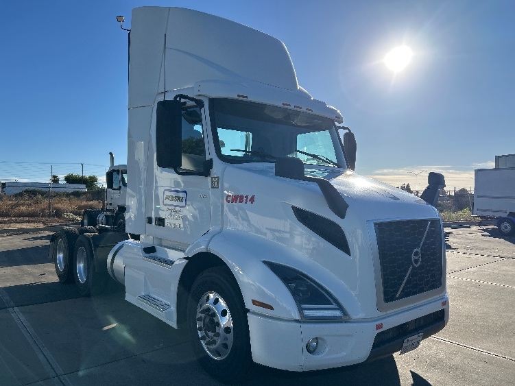2022 Volvo VNR 640 in Ceres, CA
