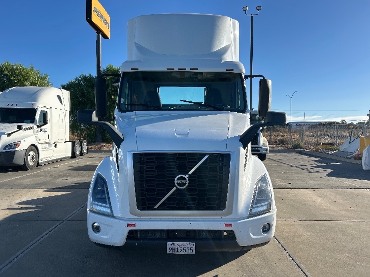 2022 Volvo VNR 640 in Ceres, CA — photo 2