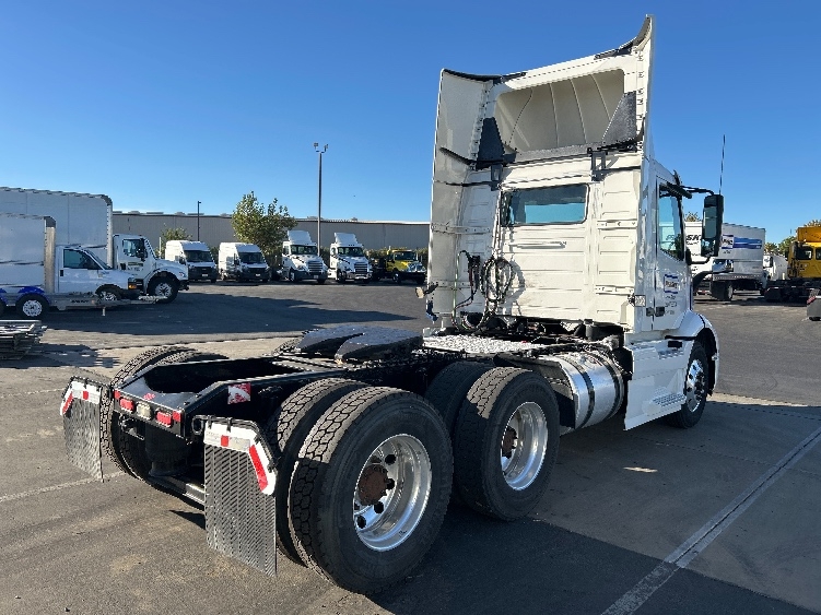 2022 Volvo VNR 640 in Ceres, CA — photo 7