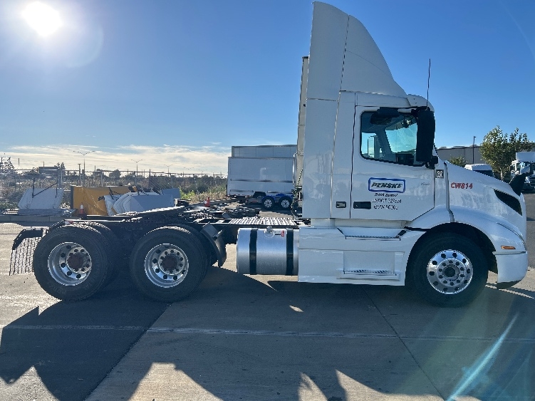 2022 Volvo VNR 640 in Ceres, CA — photo 8